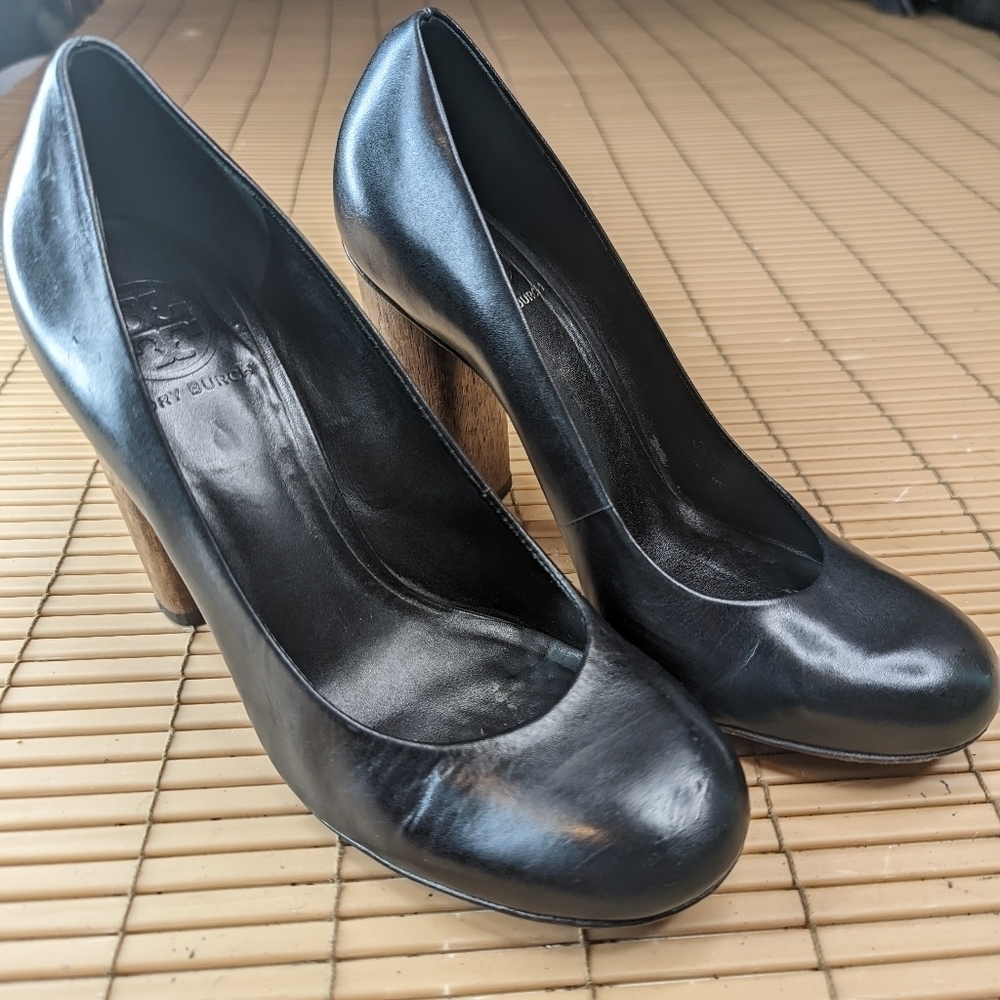 Tory Burch Black Leather Wooden 4"  Heel Rounded Toe Heels Size 7M.    306pm